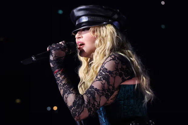 Мадонна на концерте попросила встать человека в инвалидном кресле - ФОТО,ВИДЕО