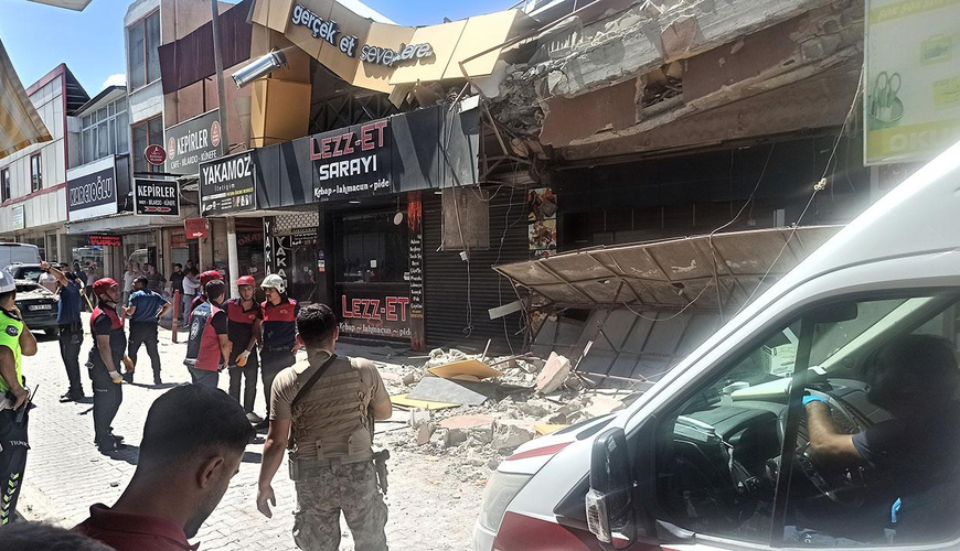 Türkiyədə bina çökdü: Yoldan keçən 3 nəfər yaralandı - FOTO