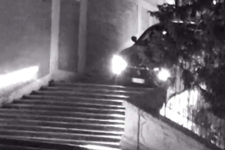 Турист из Саудовской Аравии на Maserati повредил лестницу XVIII века в Риме - ВИДЕО