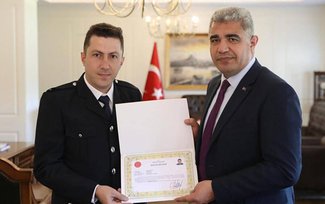 Azərbaycan bayrağını öpən polis mükafatlandırıldı - VİDEO