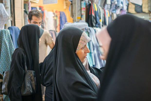 İranda məcburi hicab taxmayan qadına fiziki zorakılıq edildi - VİDEO