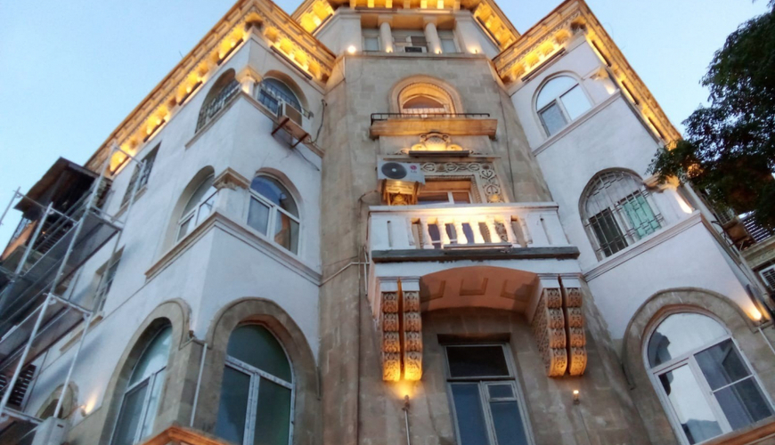 Почему в центре Баку историю перекрасили в белый? - ФОТО
