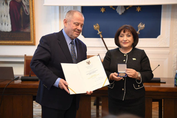 Sahibə Qafarova Varşava Universitetinin Fəxri diplomu və medalı ilə təltif olundu