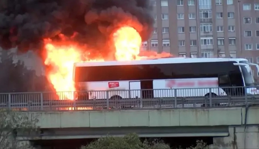 İstanbulda iki avtobus qəfildən yandı - ANBAAN VİDEO