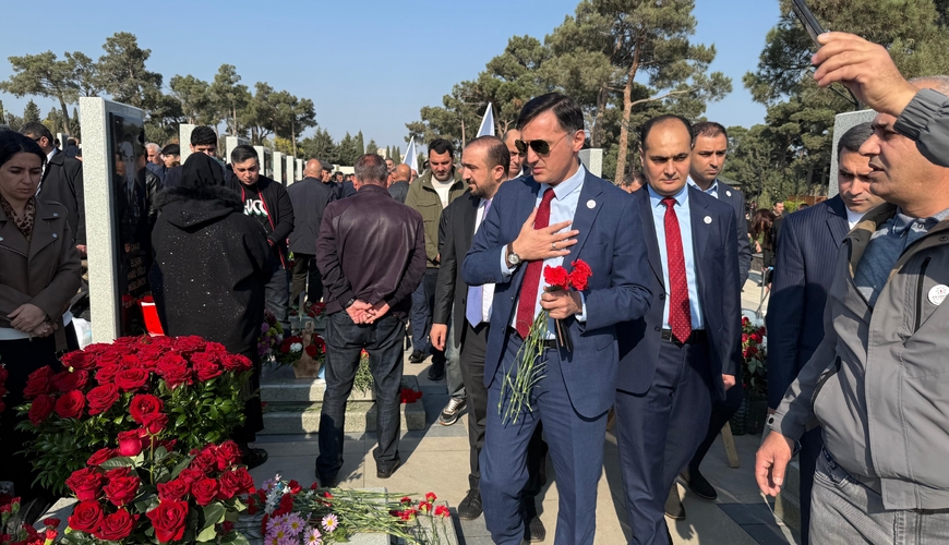 AĞ Partiya Zəfər günü şəhidləri ziyarət etdi