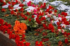 Varşavada insident - Rusiya səfirinə memorial abidəyə gül qoymasına mane olublar
