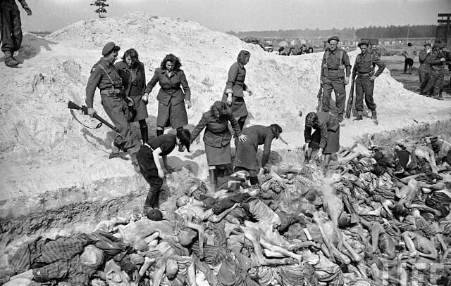 1530659427_bergen-belsen-concentration-camp-1945-11.jpeg (129 KB)