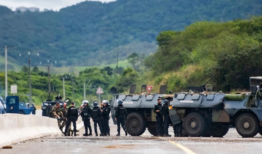 Fransa polisi Yeni Kaledoniyada barrikadaları BELƏ DAĞIDIR - VİDEO