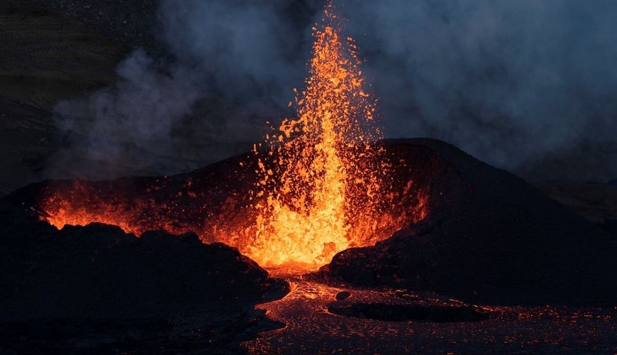İslandiyada püskürən vulkanın lavası qəsəbəyə çatıb