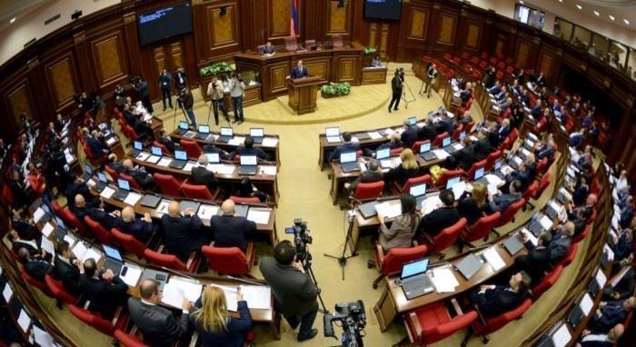Ermənistan parlamenti işini yarımçıq saxladı