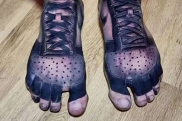 Мужчина сделал татуировки на ногах, чтобы не покупать новую обувь - ФОТО