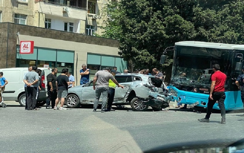 Bakıda avtobus ağır qəza törətdi, yaralılar var - ANBAAN VİDEO