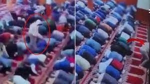 ŞOK GÖRÜNTÜLƏR: Namaz qılarkən axundu belə bıçaqladı - ANBAAN VİDEO