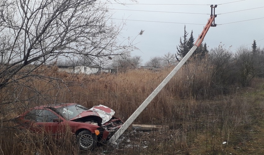 Şəmkirdə yük avtomobili elektrik dirəyinə çırpılıb, xəsarət alanlar var