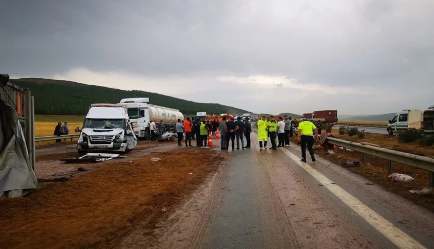 Türkiyədə zəncirvari qəza: 2 ölü, 20 yaralı