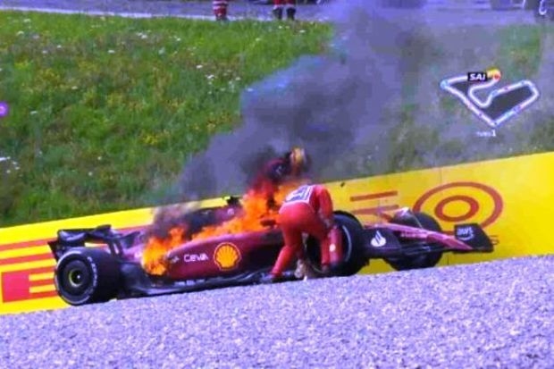 “Formula-1”də bolid yandı - VİDEO