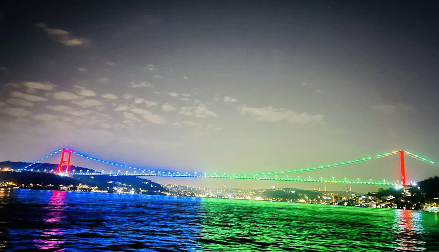 İstanbulda məşhur körpü Azərbaycan bayrağının rənglərində işıqlandırılıb