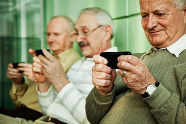 Smartfonların mavi işığının yaşlılara təsiri öyrənilib
