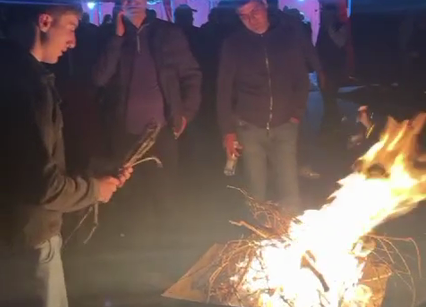 Etirazçılar gecəni Sardarabat memorial kompleksində keçirirlər - VİDEO