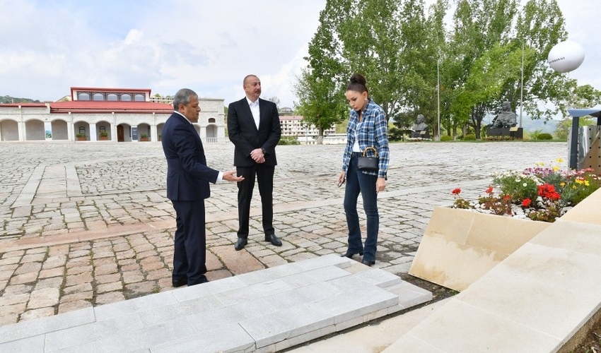 Prezident və birinci xanım Şuşada Xüsusi nümayəndəliyin inzibati binasının qarşısında görüləcək işlərlə tanış olublar