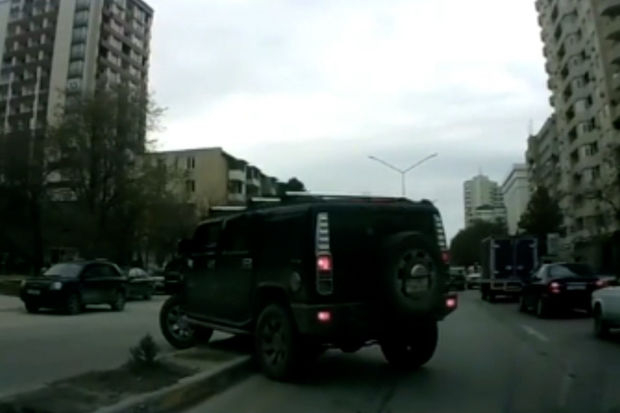 Bakıda “Hummer” yol hərəkəti qaydalarını kobud şəkildə pozdu - VİDEO