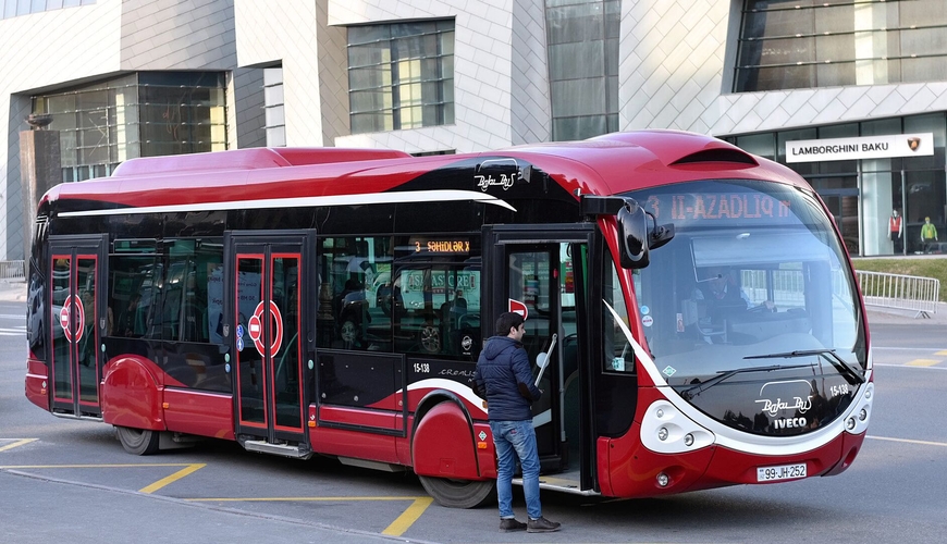 “Bakubus” avtobusu ağır qəza törətdi - Ölən var