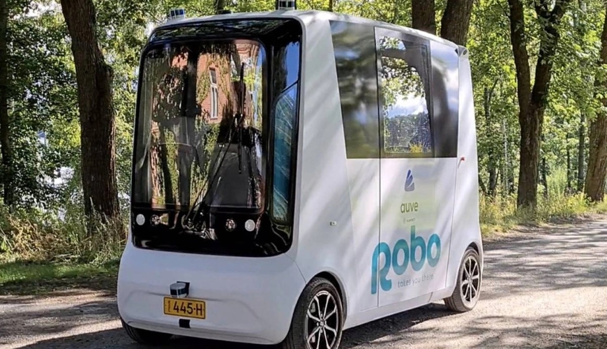Первый беспилотный автобус начал работу в Европе