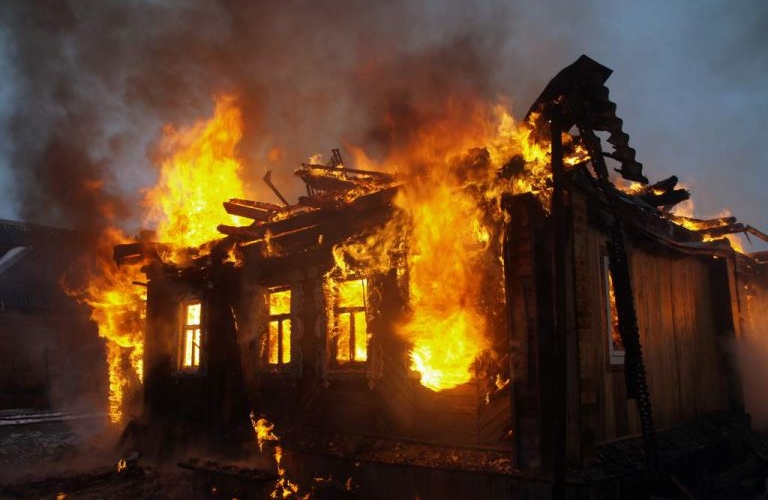 В Баку при пожаре в частном доме погибли годовалые сестры-близнецы - ОБНОВЛЕНО