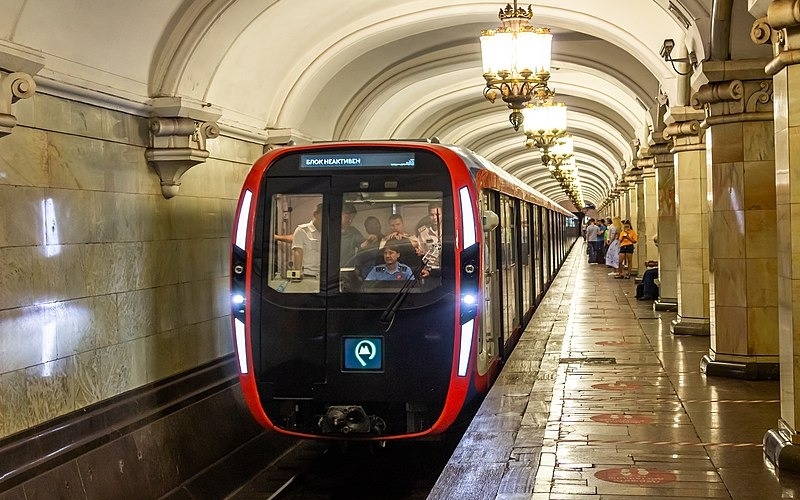 Moskva metrosunda HƏYƏCANLI ANLAR
