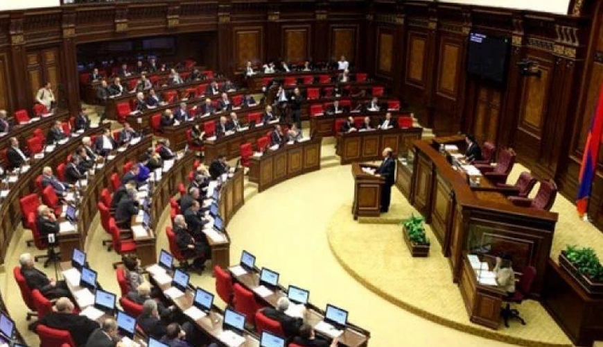Hraparak: Paşinyanın deputatları Qalstanyanın parlamentə zorakılıq edə biləcəyindən qorxurlar
