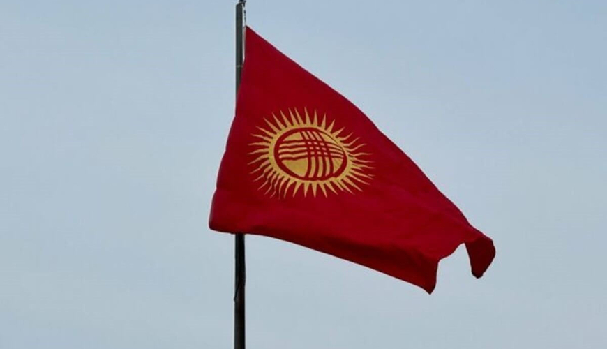 Bişkekdə Qırğızıstanın yeni bayrağı qaldırılıb – şüanın biri çatışmır