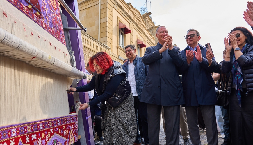 Azercell Beynəlxalq Xalça Festivalında “Minlərlə ilmə, bir güc” xalçasını təqdim etdi