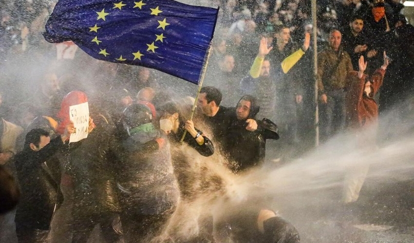 Tiflisdə son durum: Polis su şırnaqlarından istifadə etdi, etirazçılar geri çəkildi - VİDEO