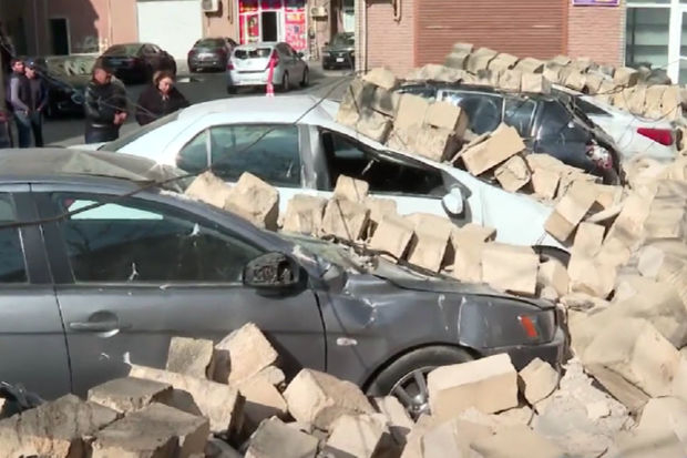 Bakıda qəzalı hasar uçdu: Avtomobillər yararsız hala düşdü - VİDEO