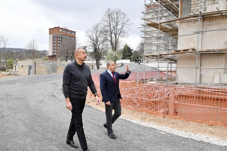 Prezident Şuşada inzibati binanın əsaslı təmiri və konfrans zalının tikintisi ilə tanış olub