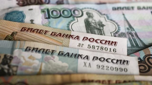 Rusiya büdcəsinin neft-qaz gəlirləri 2 dəfə azalıb, kəsir isə rekord həddə çatıb