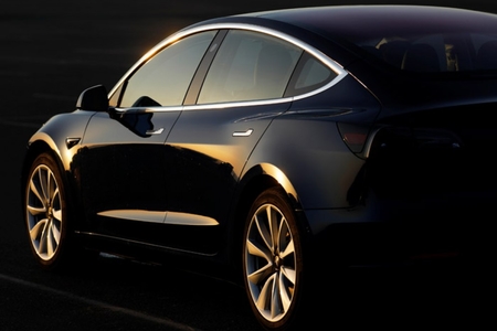 “Tesla” avtomobillərini yalnız internet vasitəsi ilə satacaq