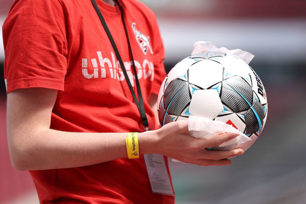 АПЛ запретила болбоям подавать мячи футболистам во время игр