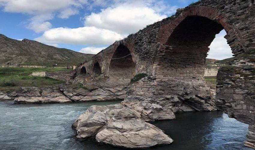 Xudafərin körpüsünün azad olunmasından 2 il ötür