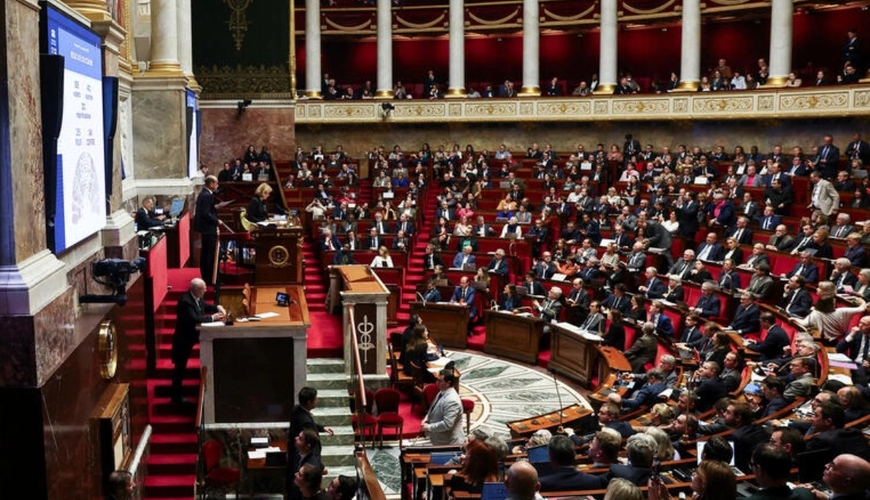 Парламент Франции приостановил пенсионную реформу