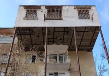 Bakının “uçan eyvanları” - qanunsuz tikililər şəhəri təhlükəyə aparır