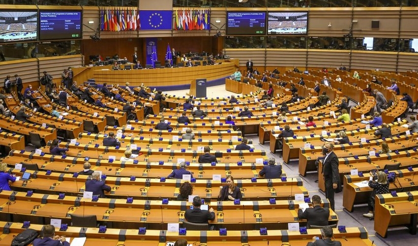 Avropalı deputatlar Aİ-də demokratiyanın dağılmasından narahatdırlar
