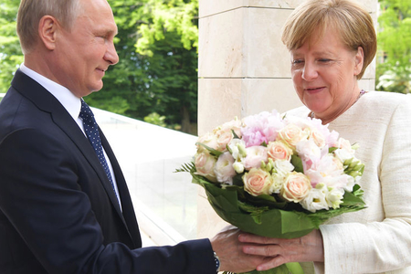 В Китае оценили характер Путина по подаренному Меркель букету цветов