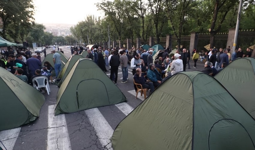 İrəvanda etiraz aksiyası iştirakçılarının çadır düşərgəsi yığışdırılıb