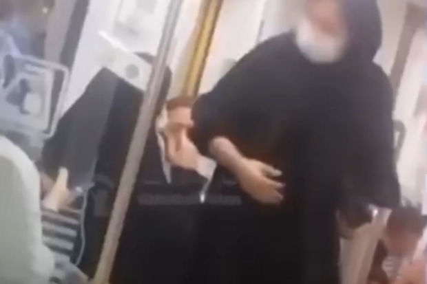 İranda “Bəsic” təşkilatının qadın məmuru vaqondan qovuldu - VİDEO