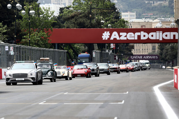 “Formula-1”in keçirildiyi trekdə klassik avtomobillərin yürüşü təşkil edildi - FOTO