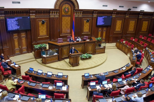 Ermənistan parlamentində dava: Paşinyanla Koçaryan...