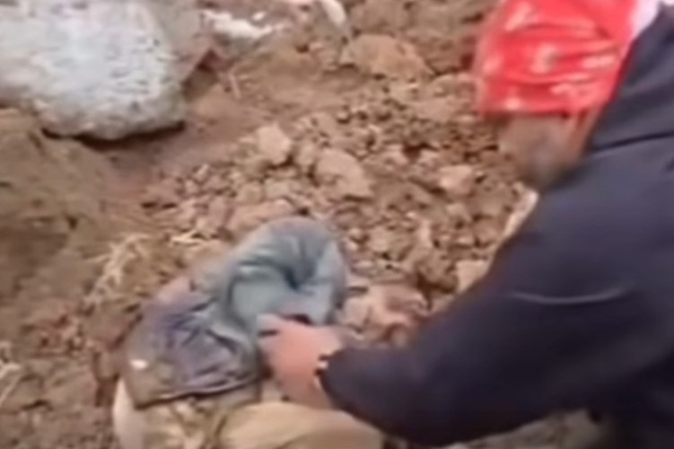 Dayısı 10 yaşlı uşağın başını… - dəhşətli video