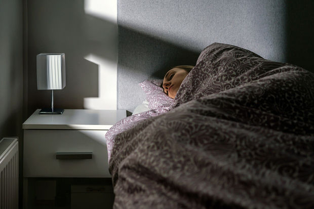 Британка спит по 22 часа в сутки из-за редкого расстройства - ФОТО