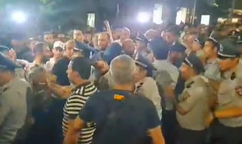 İrəvanda yürüş zamanı polislə etirazçılar arasında toqquşma baş verdi - VİDEO